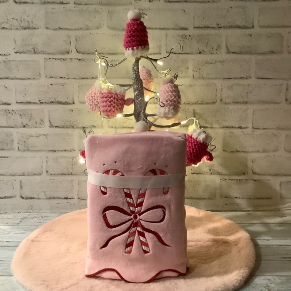 Kassatex Set Of 2 Candy Cane Hand Towels - Picture 2 of 4